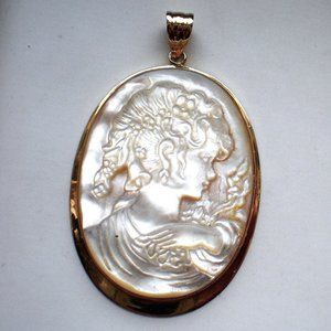 Vintage 14K Yellow Gold Carved Mother Of Pearl MOP Lady Cameo Pendant 10.3 g.